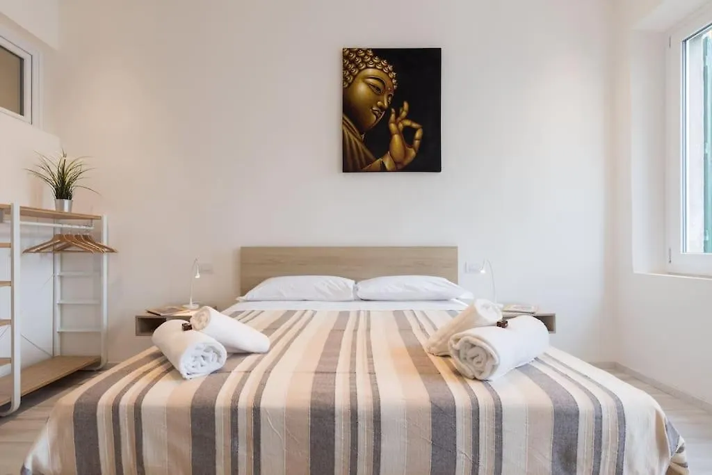 Keys Of Italy - Albero 2 - Mudivamasai Tot - Nearby Train Station Apartment Florence Italy